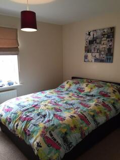 Bright, tidy double bedroom with a comfy double...