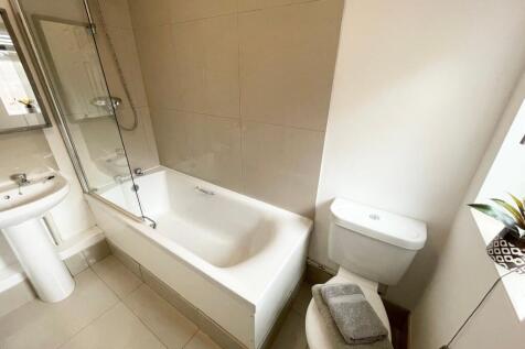 Modern, well-kept bathroom featuring a full bat...