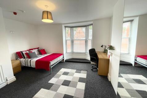 Spacious, bright bedroom with a bay window, con...