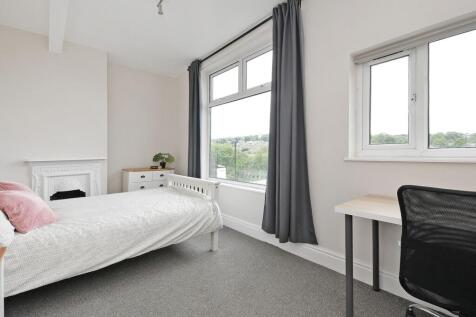Bright, well-presented bedroom with large windo...