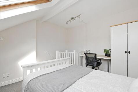 Bright, neatly presented attic double bedroom w...