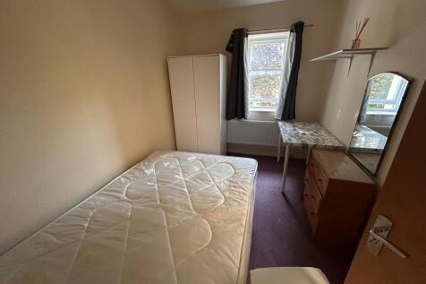 Bright single bedroom with a double mattress in...