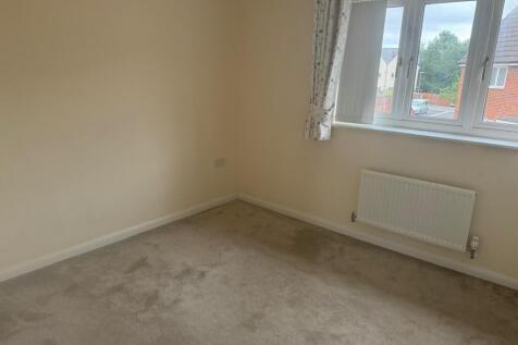 Bright, neutral single bedroom with a large win...