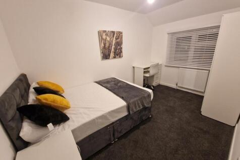 Well-presented double bedroom with a comfy upho...