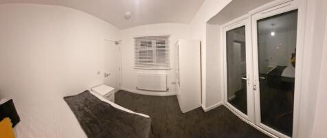 Bright, freshly-decorated double bedroom with n...