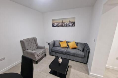 Bright, tidy living area with a comfortable gre...