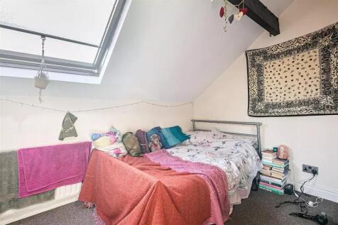 Cozy double bedroom with a comfortable double b...