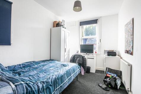 Bright, simply furnished double bedroom with a ...