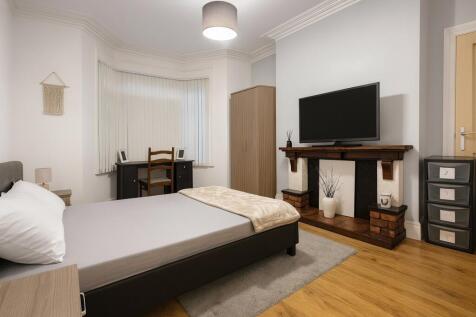 Bright, neatly presented double bedroom with a ...