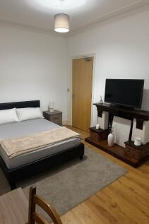 Bright, neatly presented double bedroom with a ...