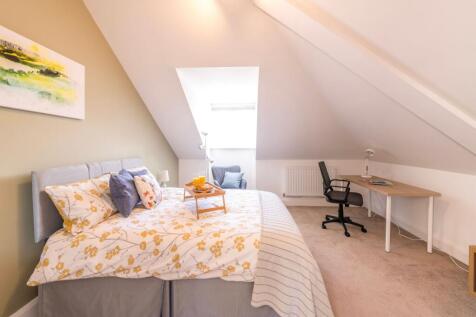 Bright, well-decorated double bedroom in an att...