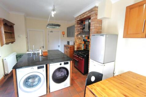 Bright, well-equipped kitchen with a central is...