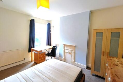 Bright, well-presented double bedroom with a la...