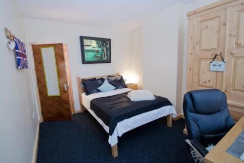 Bright, well-kept double bedroom with a comfy d...