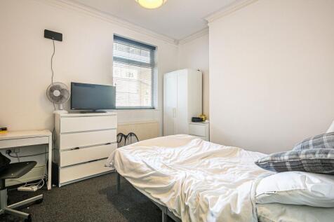 Bright, simply furnished double bedroom with a ...