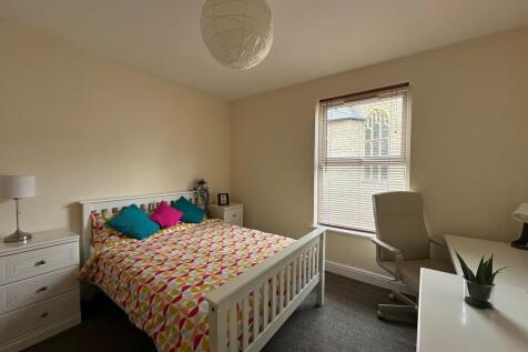 Bright, neatly presented double bedroom with a ...