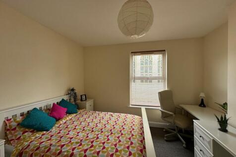 Bright, neatly presented double bedroom with a ...