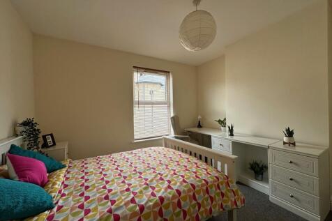 Bright, neatly presented double bedroom with a ...