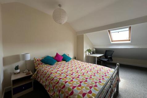 Bright, well-kept double bedroom with a colorfu...