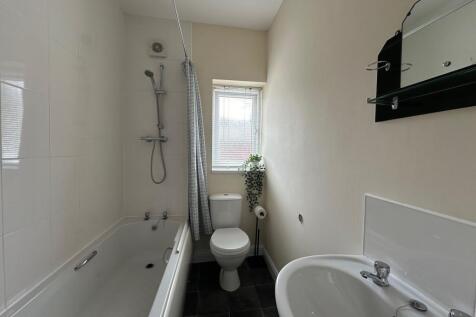Bright, well-maintained bathroom with a full-si...