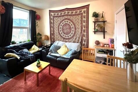 Bright, cosy living room with comfy leather sof...