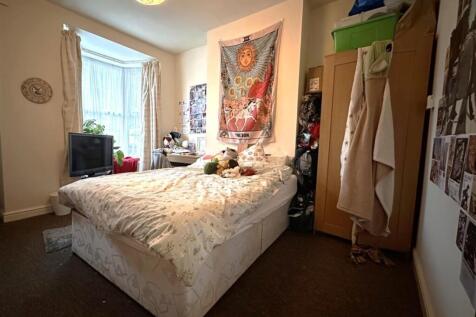 Bright, cosy double bedroom with a large bay wi...