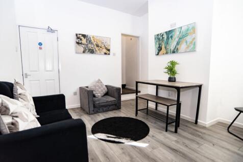 Bright, modern living room with minimalist déco...