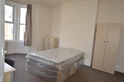 Bright double bedroom with large bay windows, n...