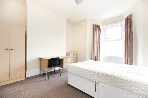 Bright, well-presented double bedroom with larg...