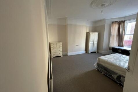 Spacious, well-kept double bedroom with high ce...