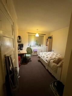 Well-presented bedroom with a comfortable doubl...