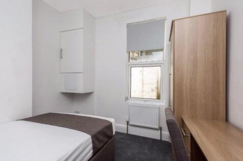 Neat single bedroom with a fitted wardrobe, des...