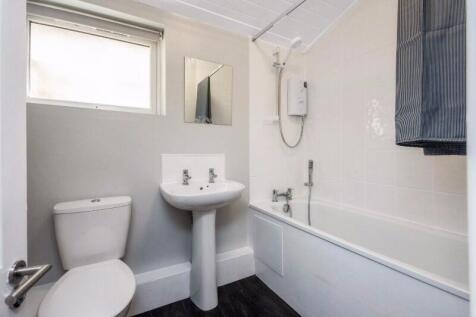 Bright, well-maintained bathroom with a full ba...