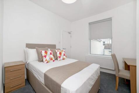 Bright, neatly presented double bedroom with ne...