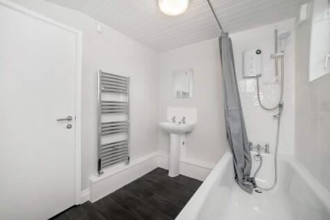 Bright, modern bathroom with a clean white suit...