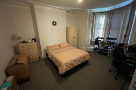 Well-presented double bedroom with a centrally ...