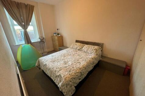Bright double bedroom with a comfortable double...