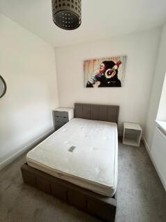 Bright, tidy double bedroom with a modern uphol...