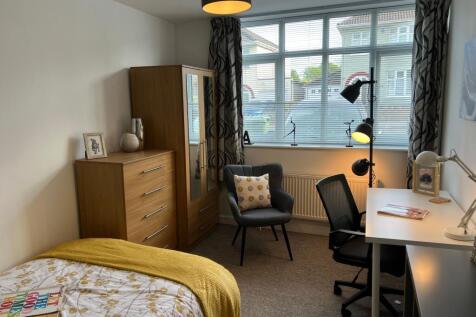 Bright, well-furnished single bedroom with a co...