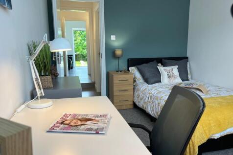 Bright, neatly presented single bedroom with a ...