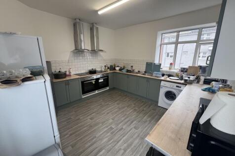 Bright, modern shared kitchen with roomy L-shap...