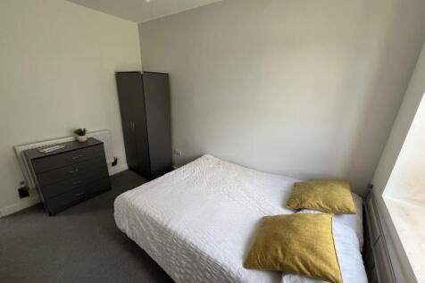 Bright, simply furnished double bedroom with a ...