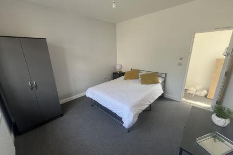 Bright, simply furnished double bedroom with a ...
