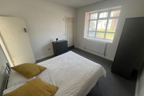 Bright, simply furnished double bedroom with a ...