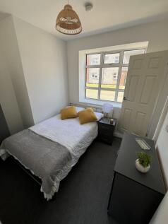Bright, neatly presented double bedroom with a ...