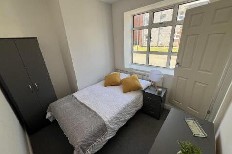 Bright, neatly furnished double bedroom with a ...