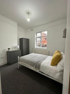 Bright, neatly presented double bedroom with a ...