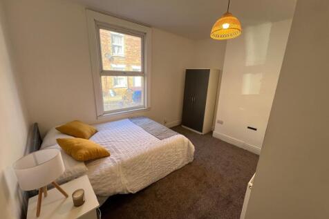 A cozy and well-kept double bedroom featuring a...