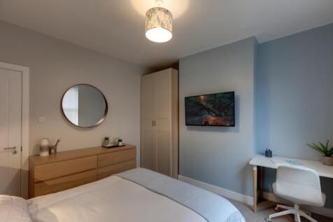 Well-styled double bedroom with a comfortable b...