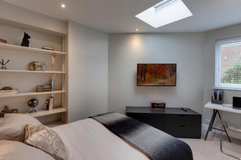 Bright, modern double bedroom with built-in she...